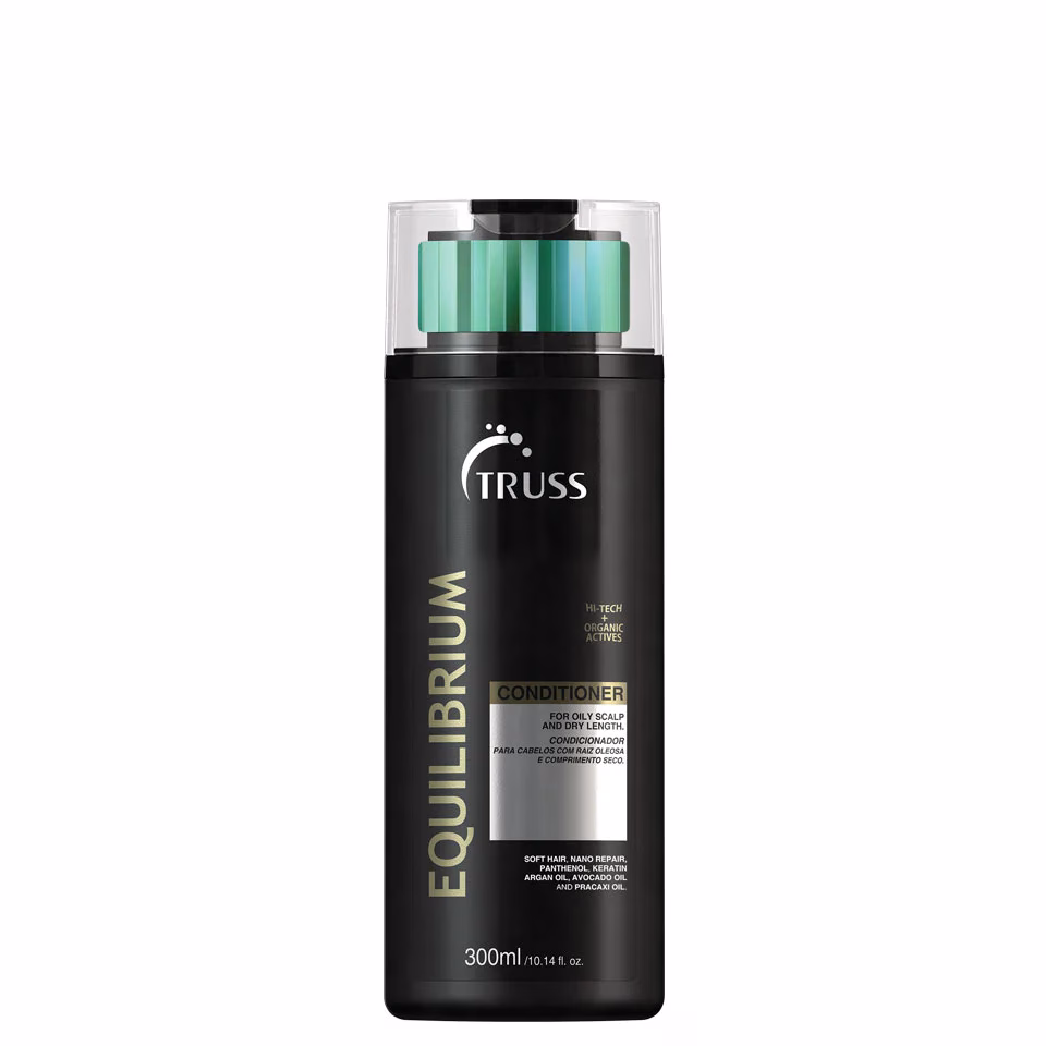 O TRUSS Equilibrium Conditioner 300ml é um condicionador ideal para quem tem tendência a raiz oleosa, mas quer manter o comprimento macio, solto e com aspeto saudável. Com uma textura leve, ajuda a desembaraçar e a melhorar a maleabilidade do cabelo sem pesar, contribuindo para um acabamento mais alinhado e com brilho natural.