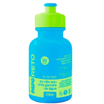 Lola Cosmetics – Papo Reto Shampoo 270ml: Limpeza Eficaz e Preparação Anti-Quebra Uma reconstrução capilar de sucesso começa sempre com uma higienização correta e inteligente. O Lola Cosmetics – Papo Reto Shampoo 270ml foi formulado pela Lola Cosmetics para remover as impurezas, o excesso de oleosidade e os resíduos de poluição acumulados no dia a dia, sem agredir ou ressecar os fios fragilizados. É o shampoo diário ideal para quem tem cabelos danificados, porosos ou que passam frequentemente por processos químicos e térmicos. A fórmula suave do Lola Cosmetics – Papo Reto Shampoo 270ml abre as cutículas na medida certa, iniciando o depósito de aminoácidos essenciais logo na lavagem. Ao contrário dos shampoos tradicionais que deixam o cabelo áspero e embaraçado, ele mantém a maleabilidade da fibra, combate o frizz desde a raiz e fortalece os fios para evitar a quebra durante o banho. O resultado é um couro cabeludo perfeitamente limpo e um comprimento leve, solto e pronto para receber o tratamento. Benefícios de Destaque do Shampoo Papo Reto Lola Limpeza Purificante Suave: Higieniza com eficácia respeitando a barreira hidrolipídica natural do couro cabeludo. Ação Pré-Tratamento: Prepara os fios para absorverem ao máximo os ativos das máscaras e condicionadores. Força e Resistência: Ajuda a minimizar a quebra por tração logo no momento da lavagem. Composição 100% Vegana: Sem sulfatos agressivos, parabenos ou corantes artificiais, sendo seguro para cabelos com coloração. Como Aplicar o Lola Cosmetics – Papo Reto Shampoo 270ml? Molhe o cabelo abundantemente com água morna ou fria. Aplique uma quantidade adequada do Lola Cosmetics – Papo Reto Shampoo 270ml diretamente na raiz. Massaje suavemente o couro cabeludo com a ponta dos dedos até formar uma espuma rica e cremosa. Deslize a espuma com cuidado pelo comprimento e pontas, sem esfregar os fios entre si para evitar nós. Enxague totalmente. Se o seu cabelo for muito denso ou se costuma usar muitos finalizadores, repita o processo. Dica de Especialista: Se o seu cabelo se encontra num estado elástico ou muito emborrachado, evite usar água muito quente durante a lavagem com este shampoo. A água fria ajuda a manter a integridade do fio e potencia o brilho natural após a secagem!