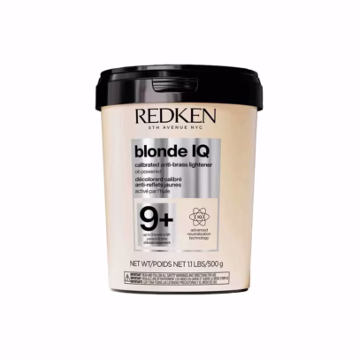 Redken BlondiQ 9+: descolorante calibrado anti-reflexos alaranjados que proporciona até 9 tons de clareamento potente e limpo, além de uma neutralização avançada numa única sessão, para todos os tipos de cabelos e texturas.