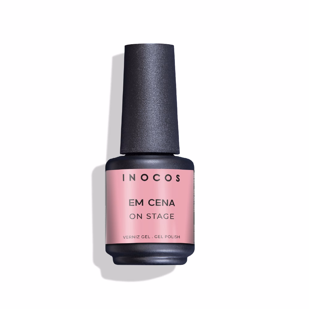 Apresentamos-te o Verniz Gel INOCOS Em Cena da Coleção Atitude Rosa. Cor Rosa Porcelana. Detalhes: Verniz Gel Vegan Quantidade: 15ml Modo de uso: Após a aplicação da Base, aplica uma ou duas camadas finas de Verniz Gel. Catalisa em Lâmpada UV (120s) ou LED (60s). PRECAUÇÕES: USO PROFISSIONAL. EVITAR CONTACTO COM A PELE, PODE PROVOCAR REAÇÃO ALÉRGICA. LER AS INSTRUÇÕES DE USO. MANTER FORA DO ALCANCE DAS CRIANÇAS. ARMAZENAR FECHADO, SEM EXPOSIÇÃO À LUZ.