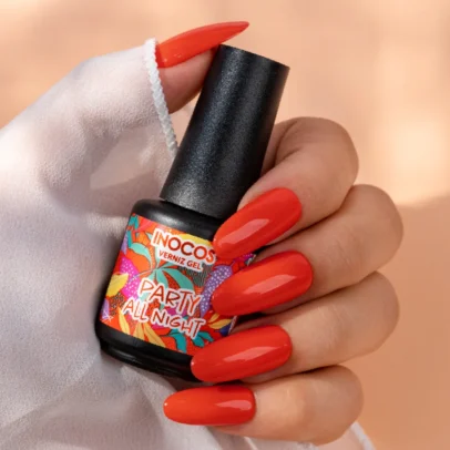 INOCOS - Verniz Gel Party All Night Verniz Gel Laranja com fórmula duradoura e pigmentada REF. 91.18.393 Apresentamos-te o Verniz Gel INOCOS Party All Night da Coleção Sex on the Beach. Cor Laranja. Detalhes: Verniz Gel Vegan & Cruelty Free Quantidade: 15ml Modo de uso: Após a aplicação da Base, aplica uma ou duas camadas finas de Verniz Gel. Catalisa em Lâmpada UV (160s) ou LED (60s).