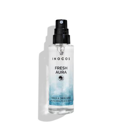 INOCOS – Bruma Fresh Aura Bruma INOCOS para Mãos e Unhas REF. 91.10.054 A Bruma INOCOS para Mãos e Unhas com aroma de Fresh Aura eleva a experiência da manicure a um novo nível de luxo, proporcionando hidratação, suavidade e conforto imediato. De rápida absorção, deixa a pele aveludada e cuidada, sem resíduos oleosos. Características: Hidrata e protege a barreira natural da pele Efeito suavizante, aveludado e reconfortante Rápida absorção Rico em antioxidantes, minerais e aminoácidos Enriquecida com extrato de arroz Fortalece unhas frágeis e quebradiças Estimula a produção de colagénio Modo de utilização: Pulverizar sobre as mãos e unhas e massajar suavemente até completa absorção.